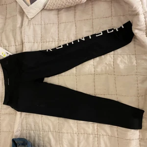 Träningsbyxor  - Ett par helt oanvända träningsbyxor från Röhnisch med prislappen kvar💕