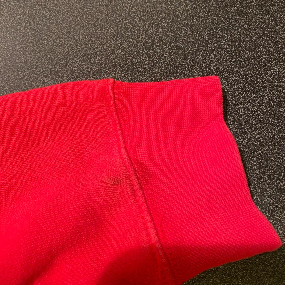 Säljer denna Röda One of One Rhinestone hoodie för jag inte använder den längre. Storleken är i Large. Jag är 182 cm och väger runt 80kg och L sitter bra på mig. Hoodien är i bra skick och har inte använt den så länge, dock finns det en liten svart fläck vid ärm mudden. . Tröjor & Koftor.