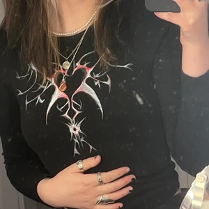 Målad svart croptop  - En svart croptop i bra skick som har blivit målad med vit och röd textilfärg, frakt ingår i priset ✨<3