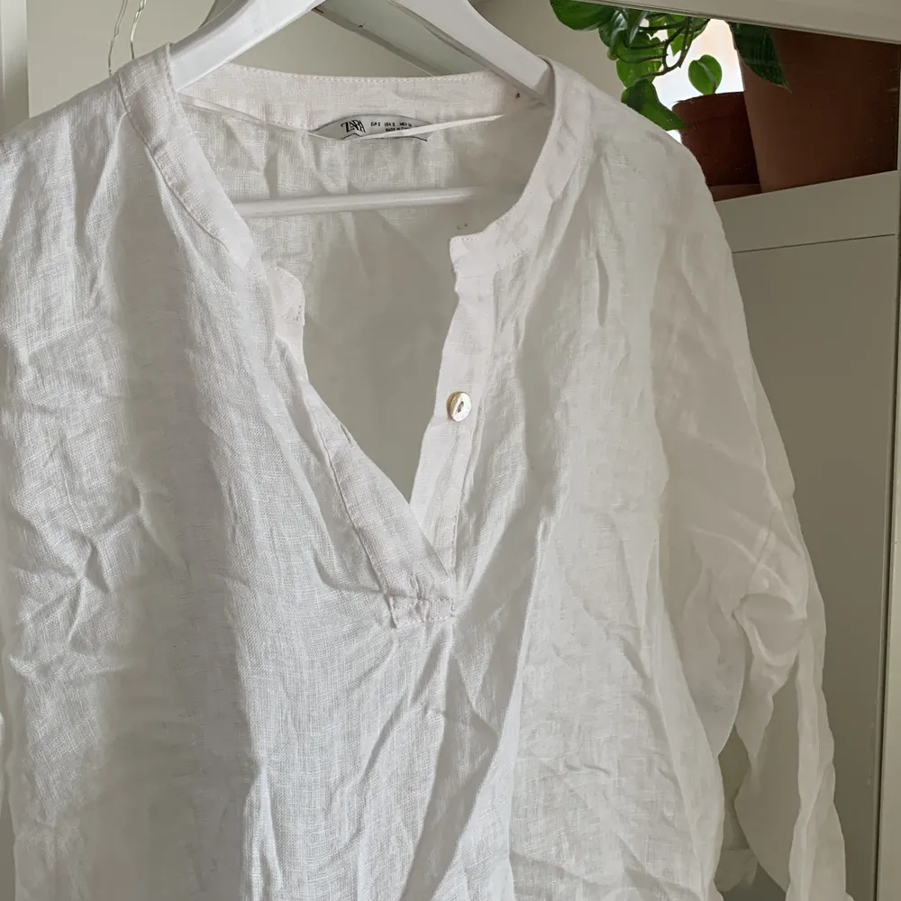 Skjorta med knappar längst upp i härligaste linne materialet🤍 Knappt använd, lite skrynklig men inget som inte försvinner vid strykning🥰 Lite oversized och perfekt för sommaren🤍. Skjortor.