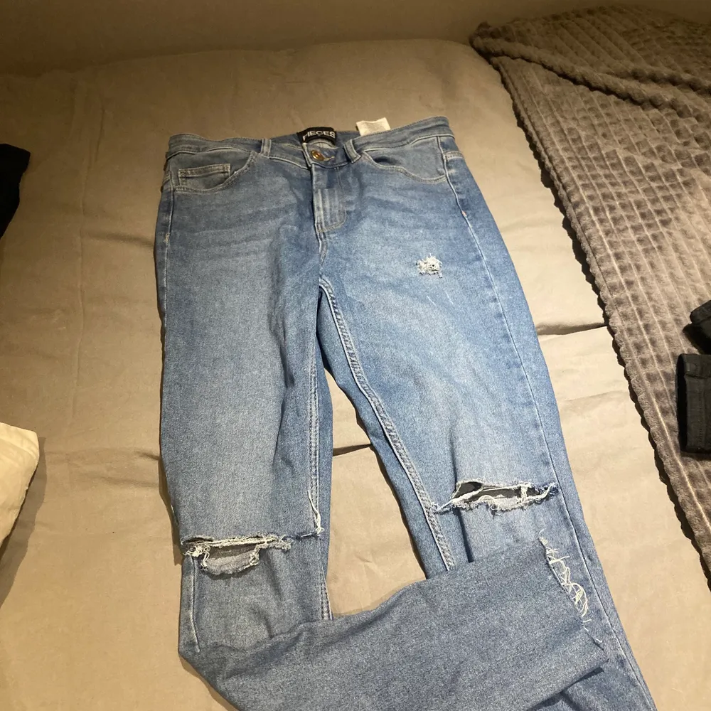 Nyskick fina jeans knappt använda då de blev för små för mig🌸. Jeans & Byxor.