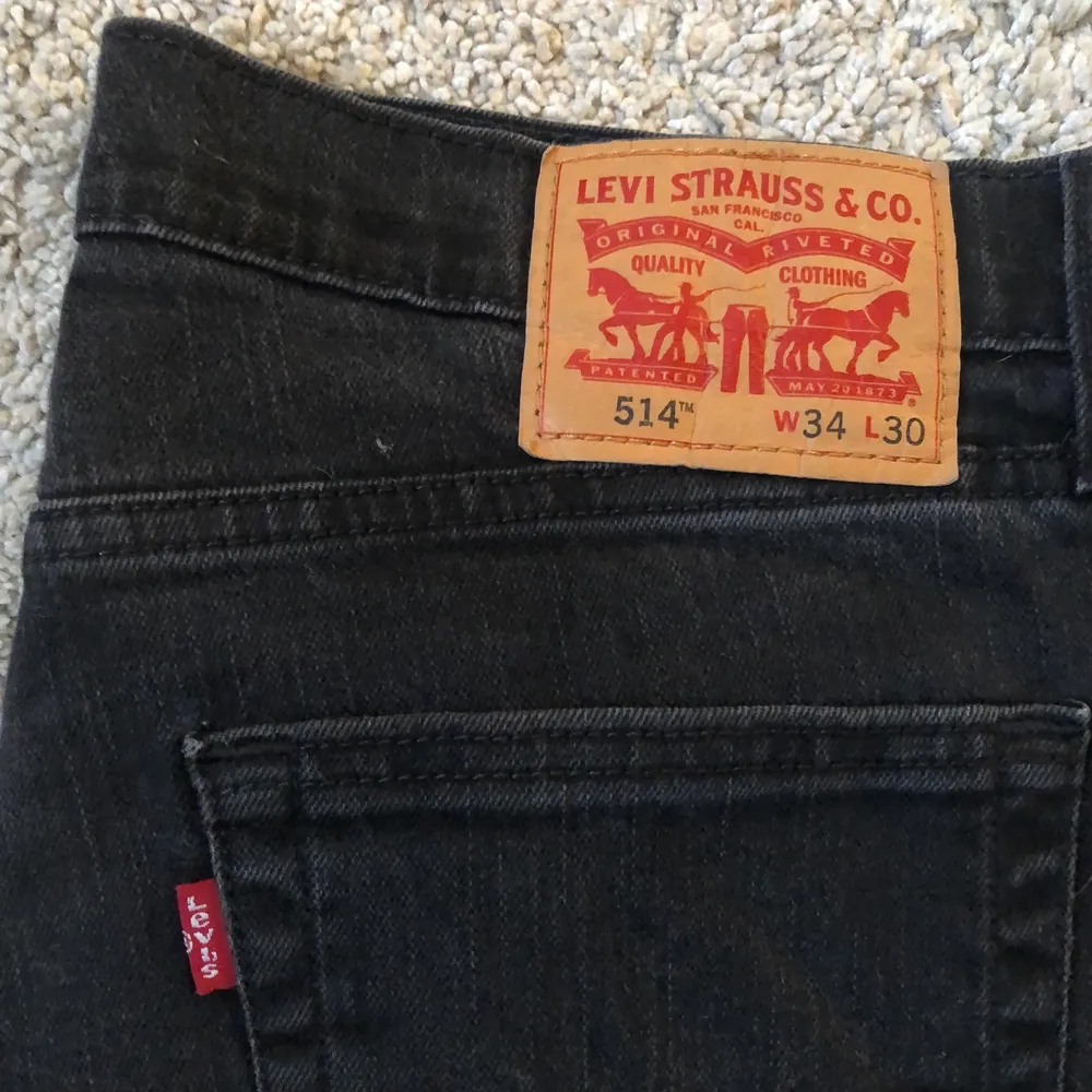 Svarta Levis jeans 514, storlek 34/30 sitter som 32/30. Fint skick, nästan aldrig använda. PRIS: 150kr!. Jeans & Byxor.