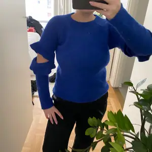 Snygg unik blå tröja, med utskärningar och volang på armbågarna. köpt i LA och bara använda någon gång☺️ passar storlek 34-36