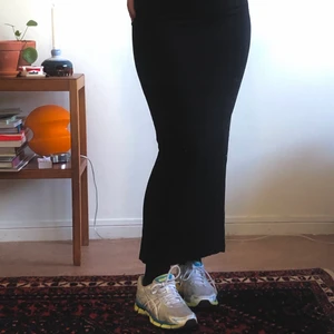 Lång svart kjol storlek xs - Klassisk kjol som passar till allt! 95% viskos.