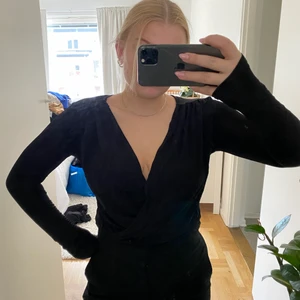 Omlott blus  - Snygg festlig omlott blus. Superstretschigt material så skulle säga att den passar storlek 34-40☺️