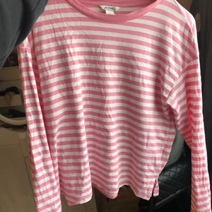 Randig tröja - Supersnygg randig tröja ifrån monki storlek S 💕 köpt i vintras men inte alls så mycket använd. För fler frågor, skriv till mig privat !köparen står alltid för frakten!💕