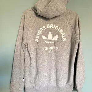 Fin adidas hoodie. Haft den i kanske 4 år, men trots det inget spec att anmärka på, eventuellt lite stel i muddarna efter tvätt. 