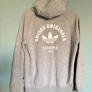 Adidas hoodie - Fin adidas hoodie. Haft den i kanske 4 år, men trots det inget spec att anmärka på, eventuellt lite stel i muddarna efter tvätt. 