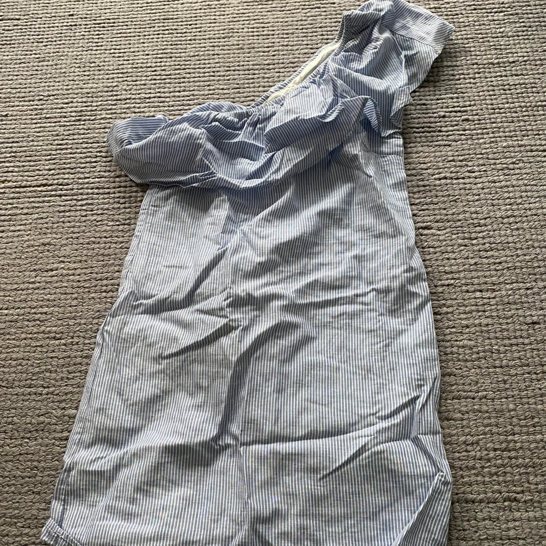 One shoulder klänning