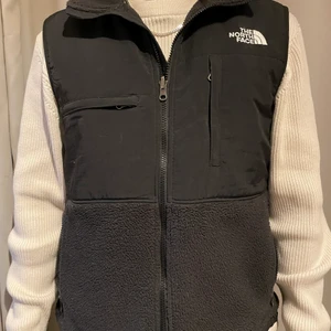 The north face vest - Inte haft så långre runt 4 månader, men väldigt bra skick, inga fläckar eller skador. Storlek s på kille och m på tjej