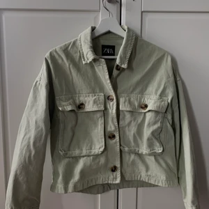 Vårjacka  - Jättefin vårjacka från zara köpt ett par år sen. Jätte bra skick och fin färg 💗