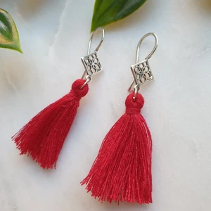 Silver  öronhängen men bomullstofsar - Handgjorda öronhängen gjorda av sterling silver och röda bomullstofsar  On du vill köpa kontakta med mig eller du kan göra det direkt genom min hemsidan.   egnajewelry.com
