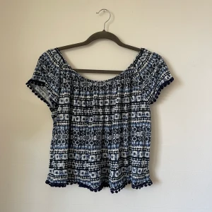 Topp - Blå topp som jag har i 2 olika storlekar, en S och en M! 
