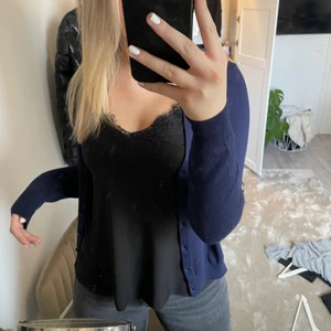 Kofta storlek M - Superfin mörkblå kofta som jag köpte på zarlando!! Koftan är aldrig andvänd pga att den inte är riktigt min stil. Den är i storlek M och går att ha båda öppen och stängd, superlätt att matcha!! Jag säljer den för 80kr +frakt, originalpris 379kr❤️