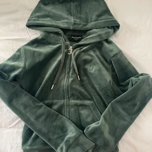 Juicy Couture tröja i färgen dark moss💚💚 - Säljer min Juicy tröja i färgen dark moss och storlek S eftersom jag tyvärr inte har byxorna till, använd max 3 ggr jätte fint skick!!💚💚köpt på deras egna hemsida för 1100