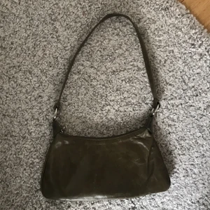 Väska - Säljer denna mörkgröna väska då den tyvärr inte kommer till användning! Väskan är från ett italienskt vintage märke 🦋