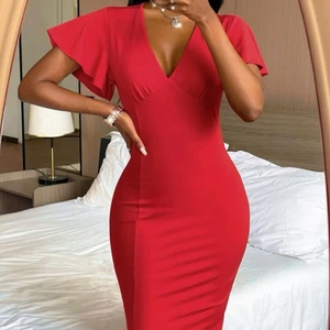 Röd klänning  - Älskar hur den sitter på, framhäver dina former. 