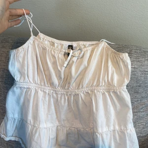 linne - säljer detta fina linne då det aldrig används. Det är justera bara band på. Kom privat för flera bilder.