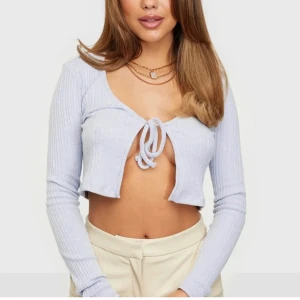 Blå kofta - Världens skönaste kofta från Nelly. Endast använd en gång. Perfekt till våren. 