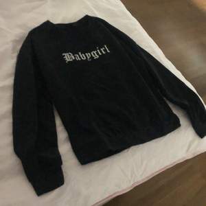 svart sweatshirt med trycket ”babygirl”. storlek xs men passar s, tunnt material perfekt till sommaren💓