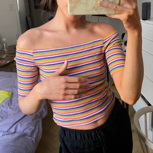 Färgglad randig tröja - Randig off-shoulder tröja från Monki, ribbad. Storlek XS men väldigt stretchig i materialet.