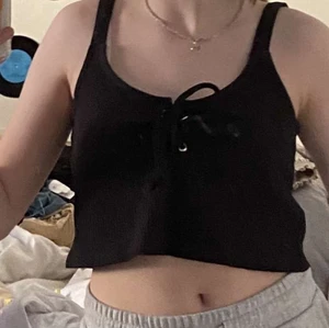 Linne från stories  - Svart kort linne med knytning framtill. Ej använd eftersom att den inte passar mig. Storlek M  