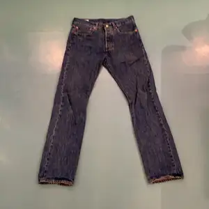 Levis jeans 501 köpta 2020 som inte använts på över ett år, därför knappt använda. Nyköpt skick. Sitter bra över skor och är bra passform för någon runt 170-180cm
