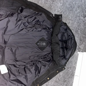 Canada goose black lable  - Canada goose black lable som bara har använt 2 säsonger alltså 2 vintrar som sen blivit för liten! Man kan även ta bort pälsen. Super skön och värmer riktigt bra under kalla tider. Självklart är den äkta och det kan bevisas via andra bilder när ni skriver till mig! Storlek S herr