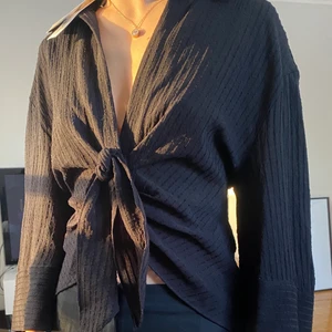 Svart topp Zara S - Säljer min superfina svarta topp från Zara i storlek S. Den har prislapp kvar då den är nååågot stor på mig så därav säljer jag den. Säljer för 399 men kan diskutera pris, köparen står för frakt!