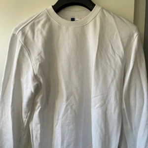 Vit sweatshirt  - Vit sweatshirt från H&M i strl XS, fint skick! 🤍