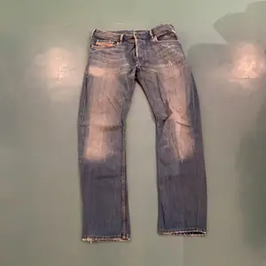 Vintage Diesel jeans som är köpta på sellpy, aldrig använda pga för korta, snygg passform som är lite ”baggy”. Bra skick, inga stora fläckar eller defekter 