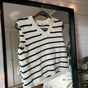 Stickad väst zara - Stickad väst från zara med prislappen kvar! 