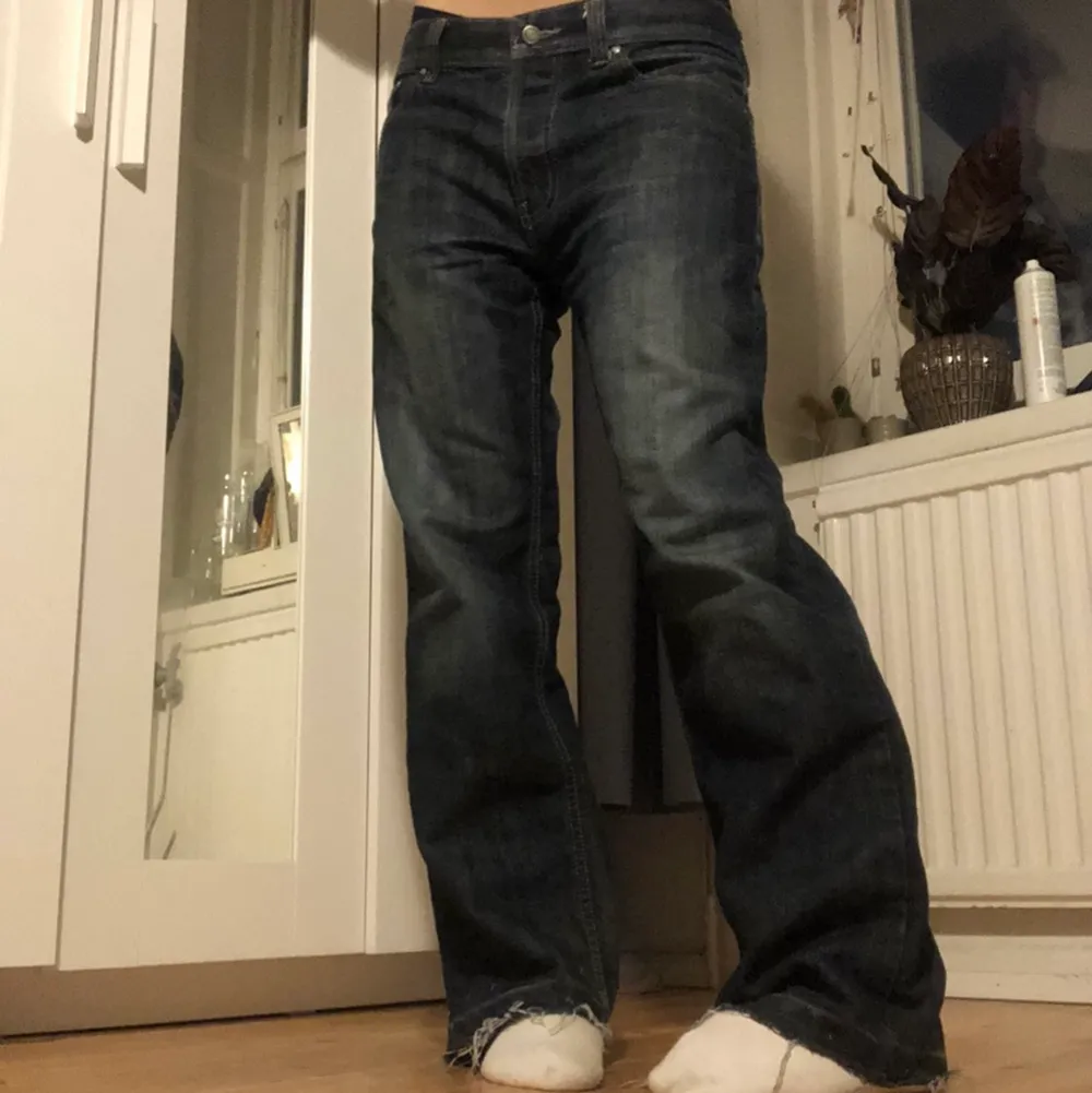 Väldigt coola jeans med snyggt tryck på fickorna! Lågmidjade. Midjemåttet är ca 82, innerbenslängd är ca 76 cm. Jag är 168!. Jeans & Byxor.