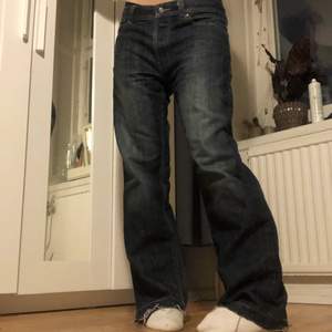 Väldigt coola jeans med snyggt tryck på fickorna! Lågmidjade. Midjemåttet är ca 82, innerbenslängd är ca 76 cm. Jag är 168!
