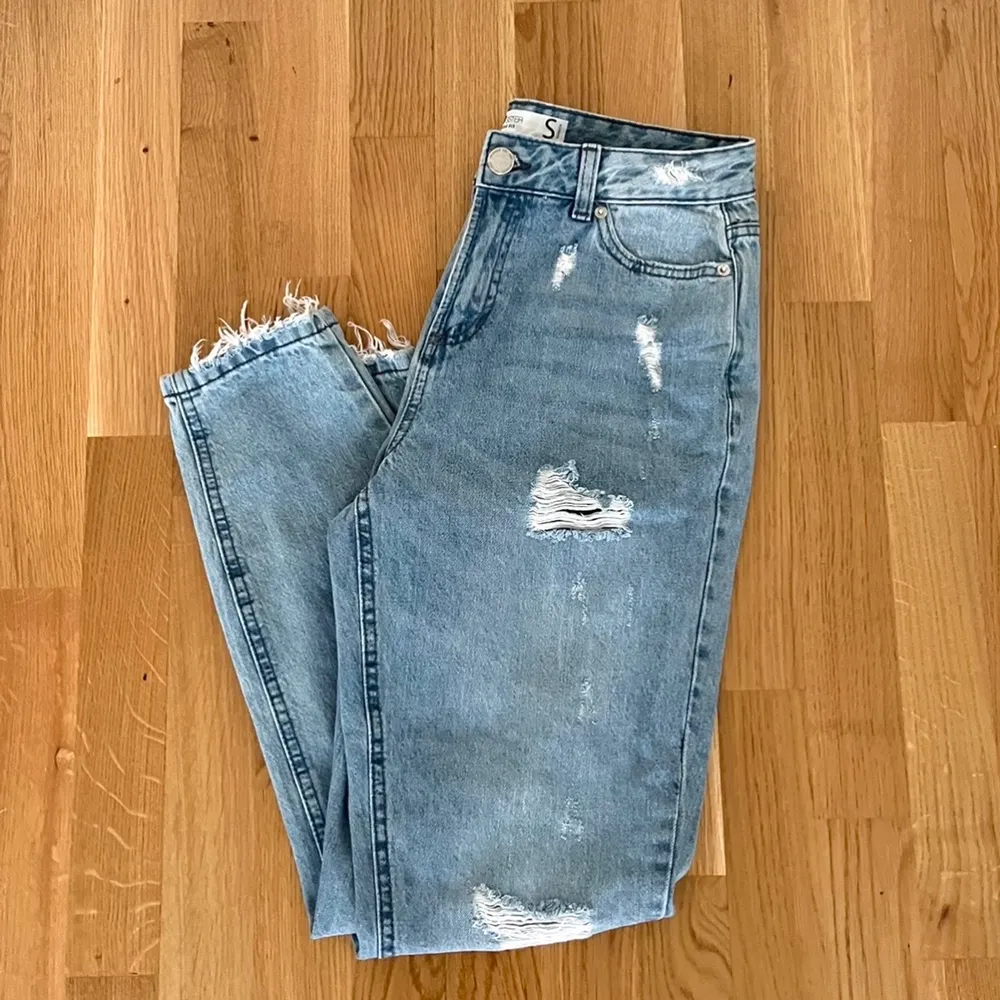 Ljus blåa ”ripped” jeans! Jeansen är helt nya och har aldrig använts. Ingen retur. Alla plagg som säljs tvättas noga innan leverans! Det är bara att skriva om du har några frågor eller vill se fler bilder på plagget! <3. Jeans & Byxor.