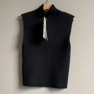 Stickad topp från zara💗 - Säljer denna jättefina, trendiga, stickade topp/linne från zara som är slutsåld! Aldrig använd och lappen är kvar. Jätteskönt materiel och sjukt fin passform😍 Säljer pågrund av att jag har för många t-shirts/linnen.  Köpt för 200 kr💗 !andra bilden lånad! PRIS KAN DISKUTERAS!!!