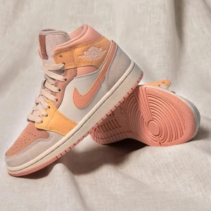 Jordan 1 mid  - Nike Air Jordan 1 Retro Mid, i färgen Apricot Orange Terra Blush. Köptes för ca 3.100 kr på Restocks. Dessa skor är i nyskick, aldrig använda! 