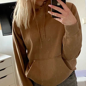 Brun hoodie från hm strl xs  - En fin brun hoodie från hm, lite lätt nopprig därav lågt pris. 