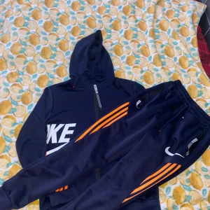 Mjukisar  - Mjukis sett 😀 storlek L men den luras !!! Den är för liten i storleken! Vet inte om det är originell Nike 