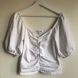 Vit topp från Monki - Superfin vit topp med puffärm. Aldrig använd.