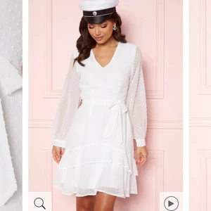 Studentklänning - Vit klänning perfekt till studenten! Längden är ungefär till knäna och tyget är som lite prickigt men på ett diskret sätt. 