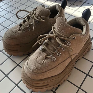 Eytys skor - Jättefina eytys skor i nyskick! Nypris närmre 2000. Storlek 35 men passar även 36.