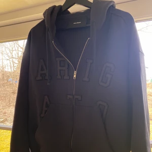 Axel Arigato Legend Zip Hoodie (M) - Säljer min Axel Arigato hoodie då den inte passade mig. Endast använd ett par gånger och är i stort sett i nyskick.                    Nypris: 1850kr                                                                                  Säljer för: 1100kr                                                                  Skriv privat för mer info eller fler bilder!