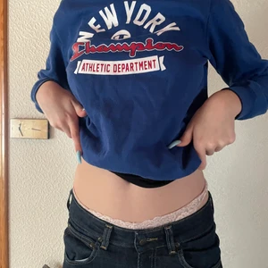 Champion sweatshirt - En blå sweatshirt, champion med text. Stl S/Xs