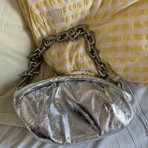 Silvrig väska från nunoo - Säljer denna supercoola silvriga väska från nunoo, väldigt rymlig och nästan helt oanvänd