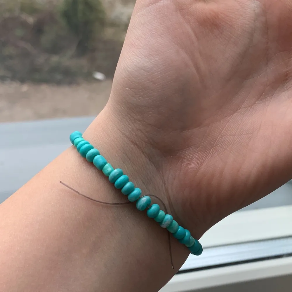 Ett blått armband med små pärlor, jag säljer för 10 kr. + 10 kr frakt. Jag tar bara Swish. Skriv om du är intresserad❤️. Accessoarer.