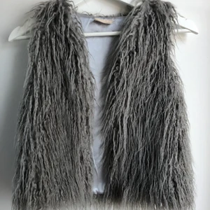 Väst - Superfin grå (fake) pälsväst!!🖤 Sparsamt använd, nyskick! Säljer pga att den inte längre passar tyvärr :(   Storlek 134/140 vilket ungefär motsvarar XXS/XS!
