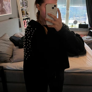Stickad hoodie med nitar  - Supersnygg stickad hoodie med nitar och pärlor längs axeln. Strl M från Zara. Använd en handfull gånger alla nitar o pärlor är kvar.