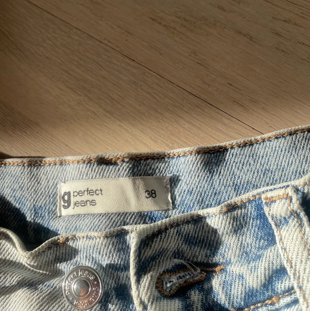 Hej, jag säljer nu dessa jeans från Gina Tricot, dom är använda ett par gånger men är fortfarande i bra skick. Jeansen är i storlek 38. Skulle du vara intresserad, ställa några frågor eller vill ha fler bilder på plagget kontakta gärna mig!🤗❤️. Jeans & Byxor.