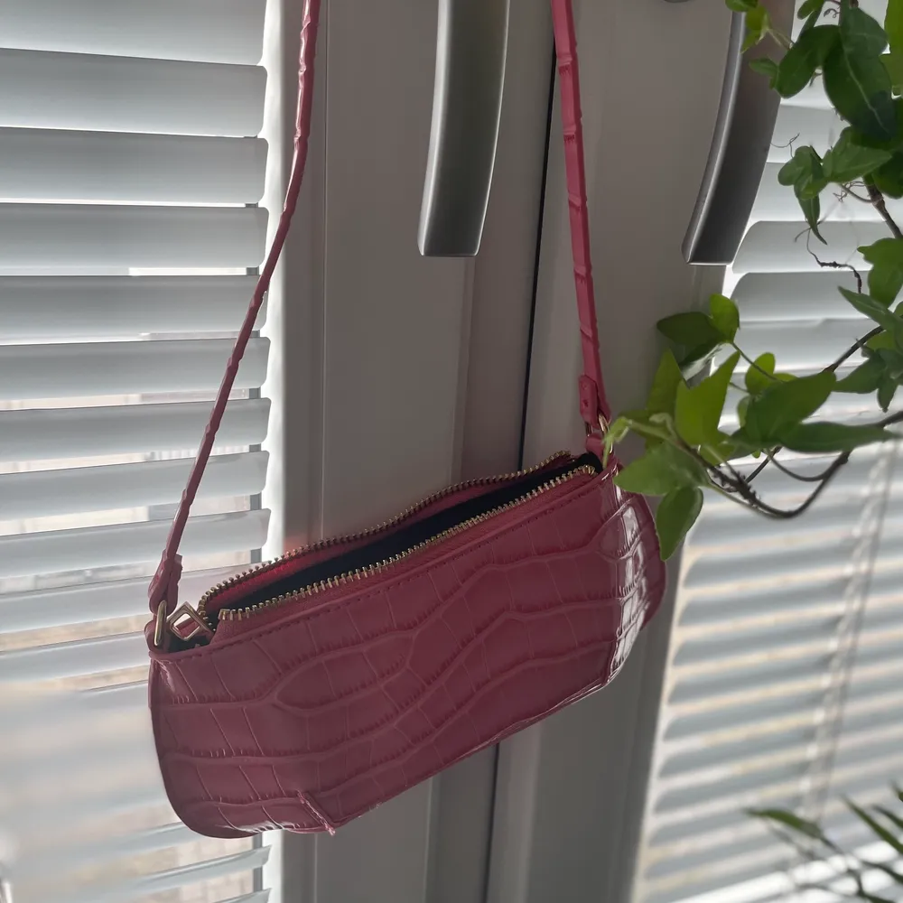 90-tala väska med rosa krokodil mönster. Jätte trendig och snygg att ha under hot girl summer! . Väskor.